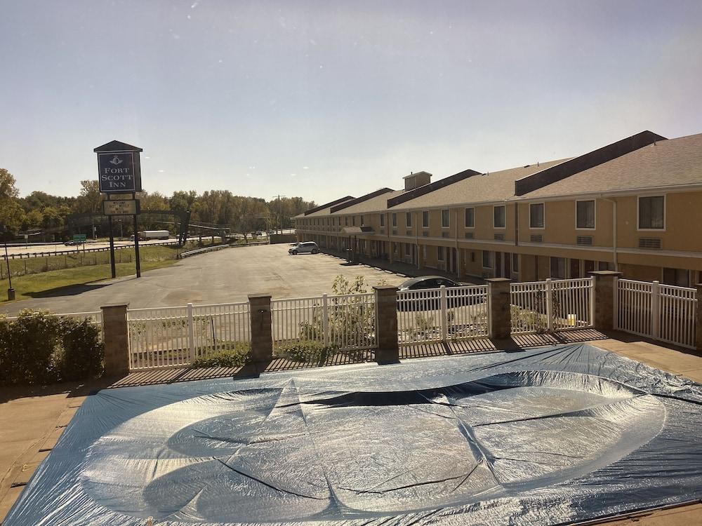 Super 8 By Wyndham Fort Scott Luaran gambar