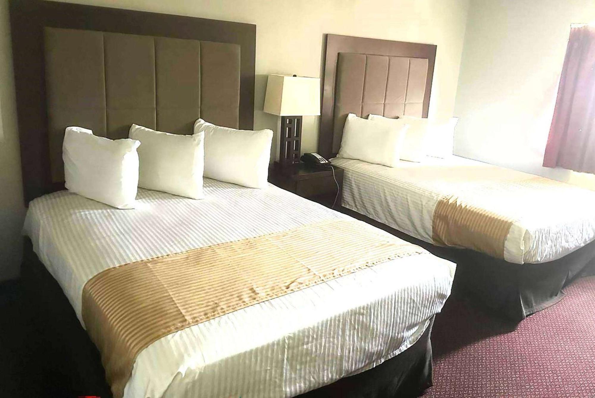 Super 8 By Wyndham Fort Scott Luaran gambar